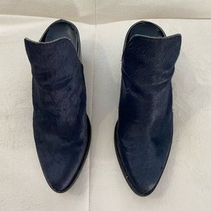 Very Volatile size 7 navy blue heel